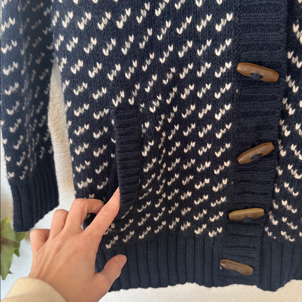 L.L. Bean Navy and Cream 100% lambs wool Ragg toggle button cardigan sweater! - Picture 9 of 10